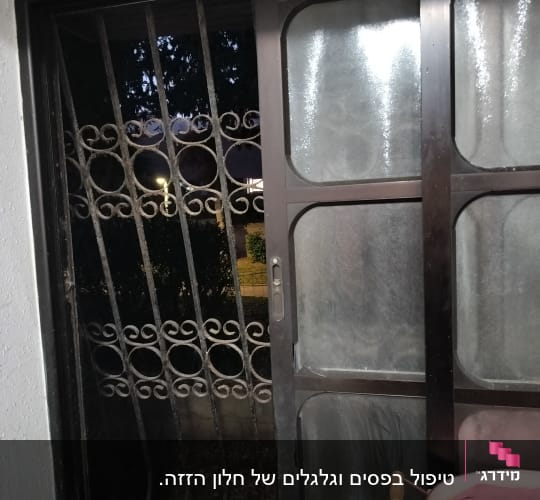 תריסים מזכוכית כהה עם מסגרת מתכתית
